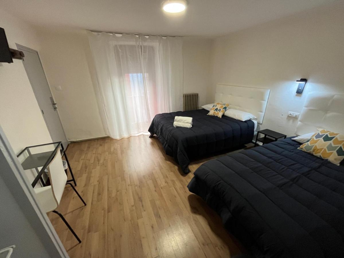 Hostal Ars Puigcerda Bagian luar foto