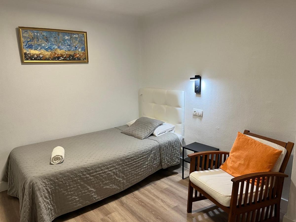 Hostal Ars Puigcerda Bagian luar foto