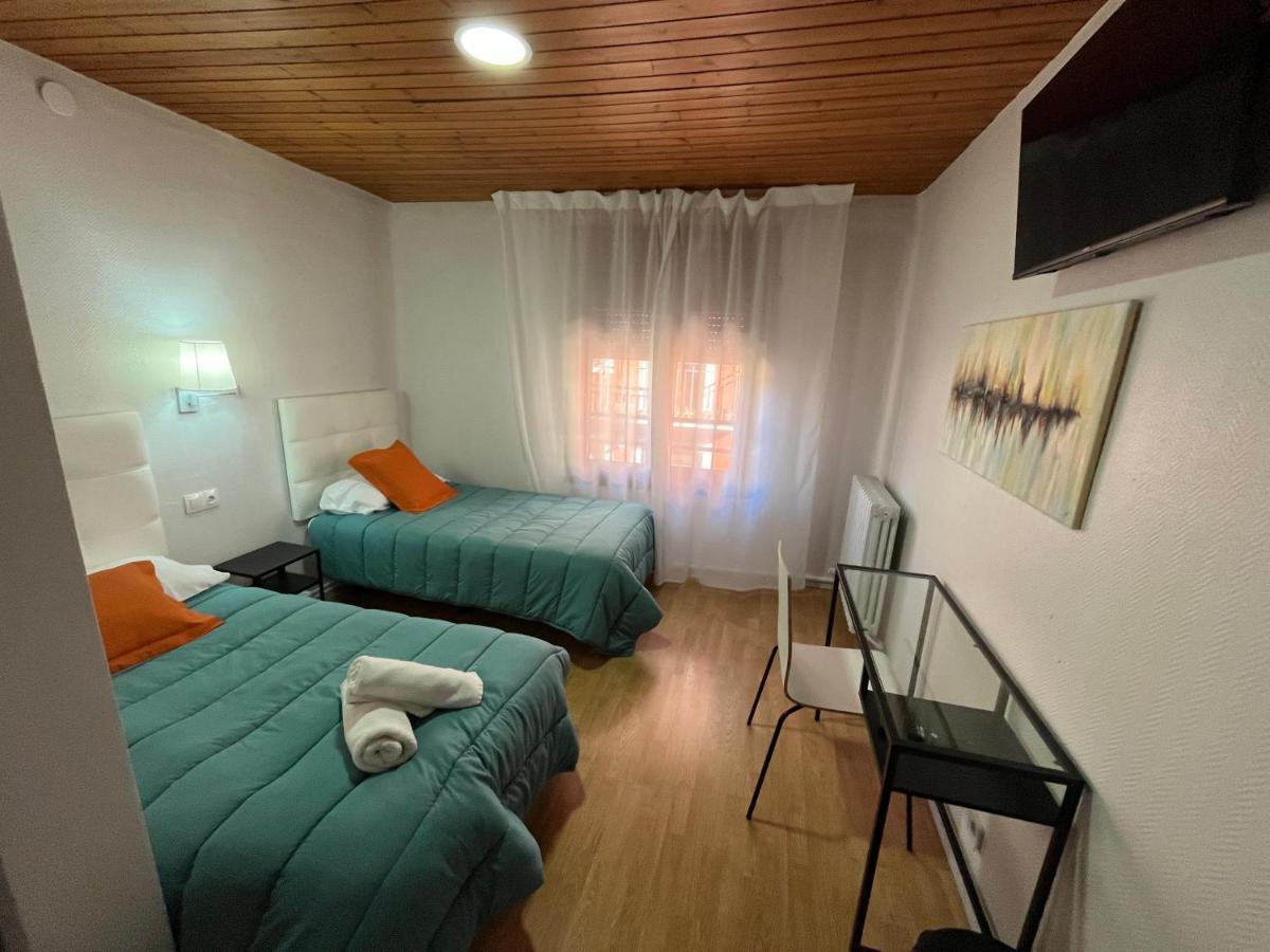 Hostal Ars Puigcerda Bagian luar foto